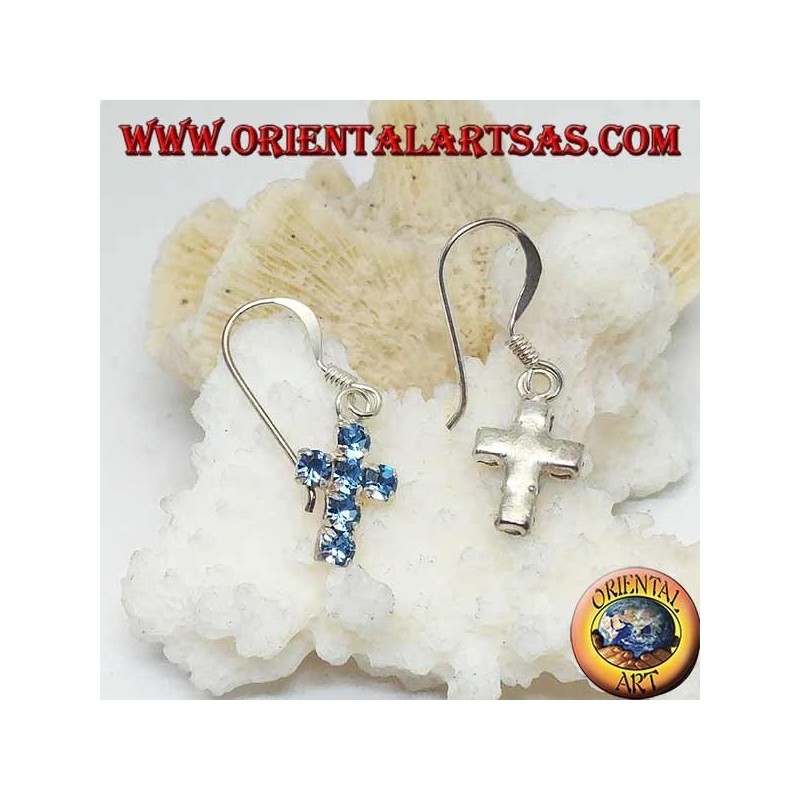 Set de pendientes de plata con una cruz colgante de circonitas azules
