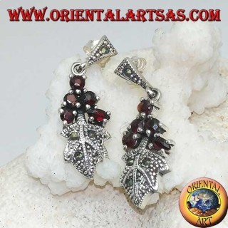 Boucles d'oreilles en argent avec 5 grenats sur une feuille cloutée de marcassite