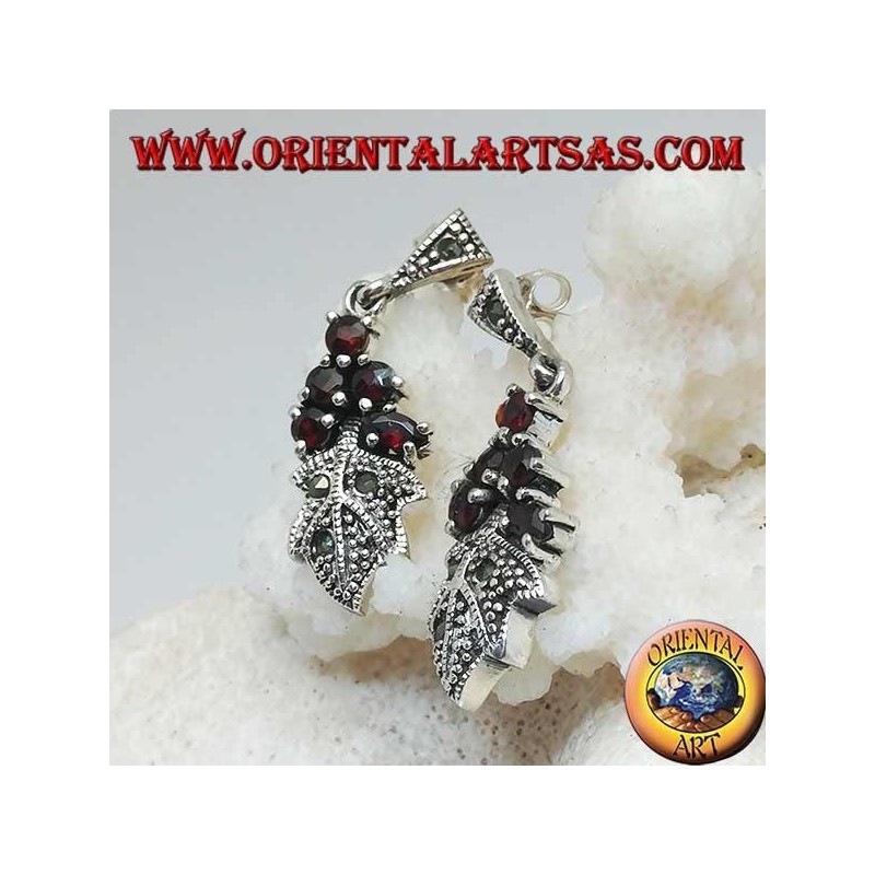 Boucles d'oreilles en argent avec 5 grenats sur une feuille cloutée de marcassite