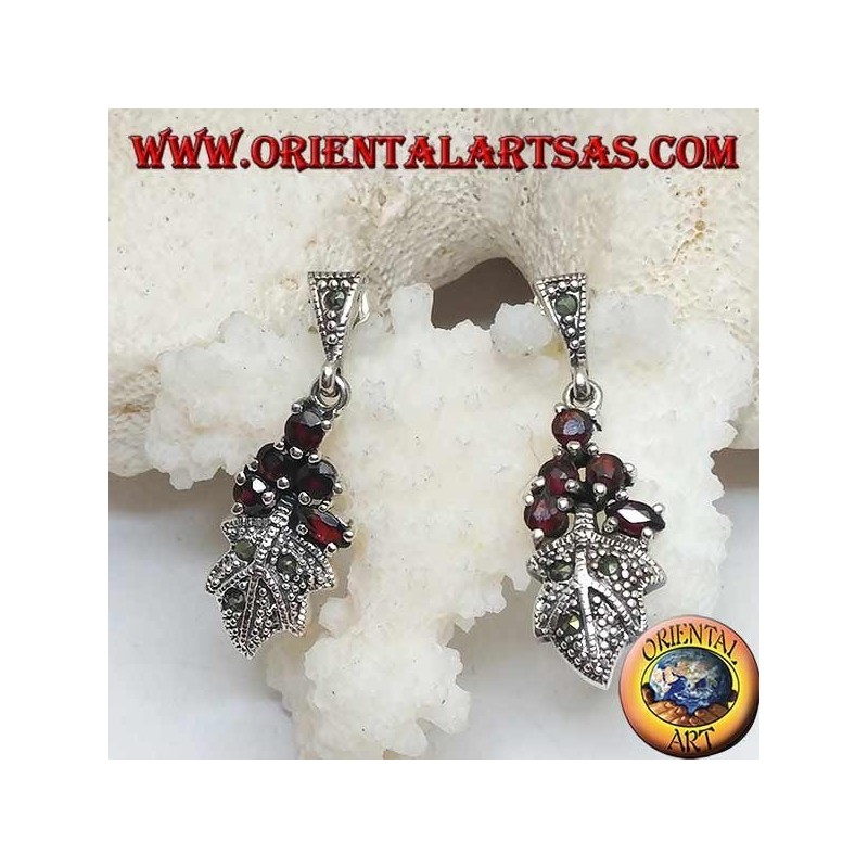 Boucles d'oreilles en argent avec 5 grenats sur une feuille cloutée de marcassite