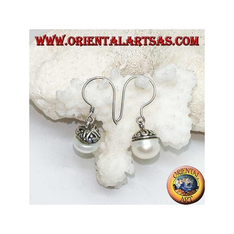 Pendientes de plata con perlas de agua dulce y decoración étnica.