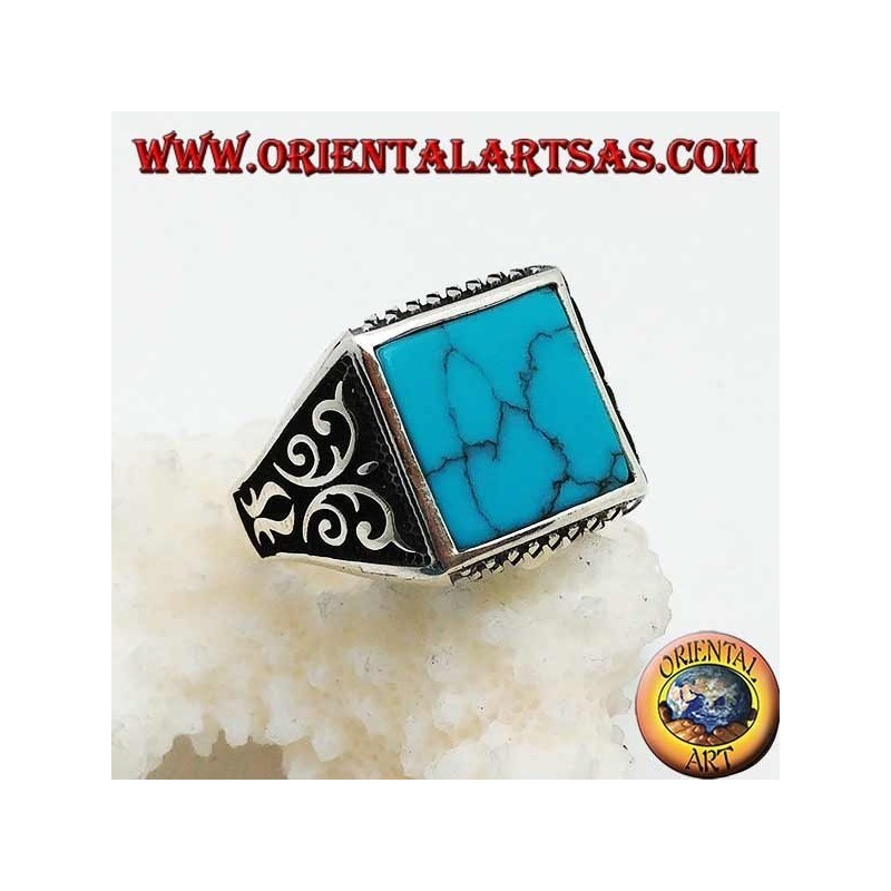 Bague en argent avec turquoise carrée, gravures losanges de haut en bas et décorations en haut relief sur les côtés
