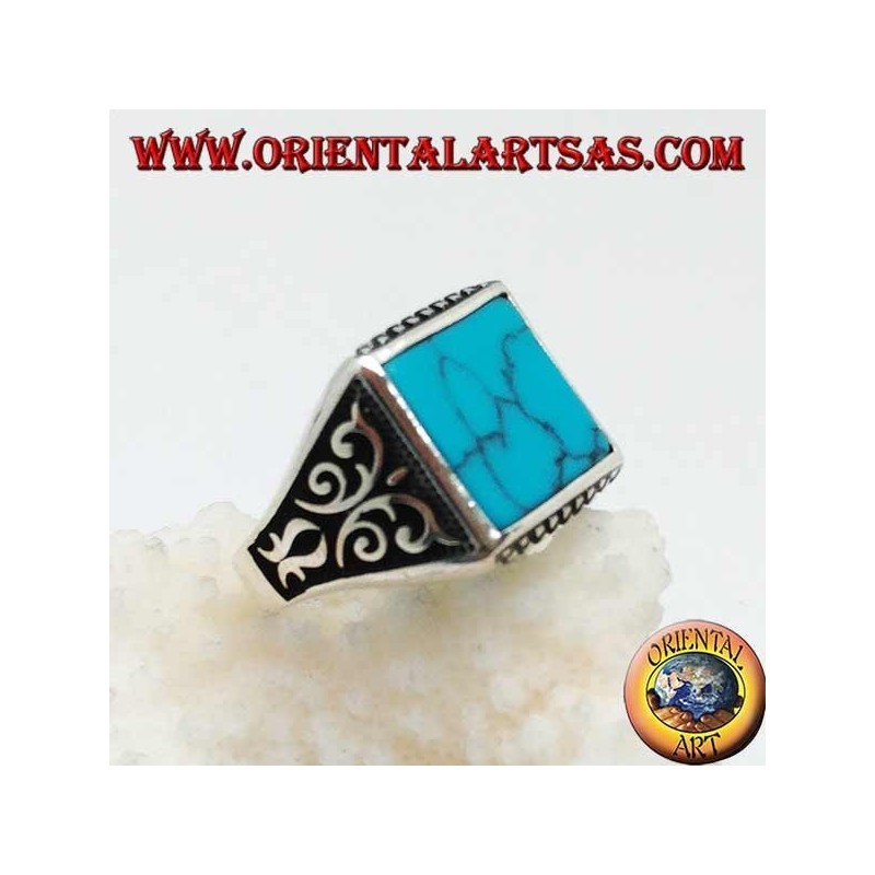 Anello in argento con turchese quadrato, incisioni a rombi su e giù e decorazioni in altorilievo sui lati