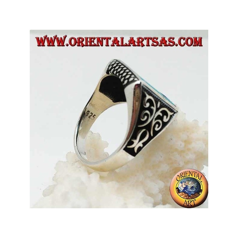 Bague en argent avec turquoise carrée, gravures losanges de haut en bas et décorations en haut relief sur les côtés