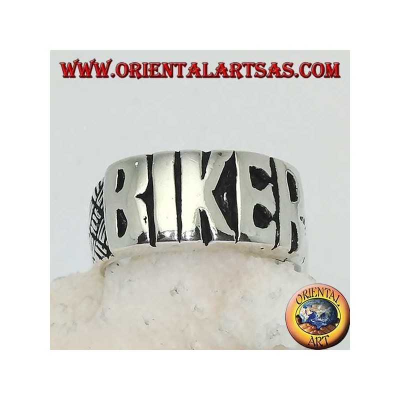 Anello in argento con scritta "BIKER" in stampatello e incisioni sui lati