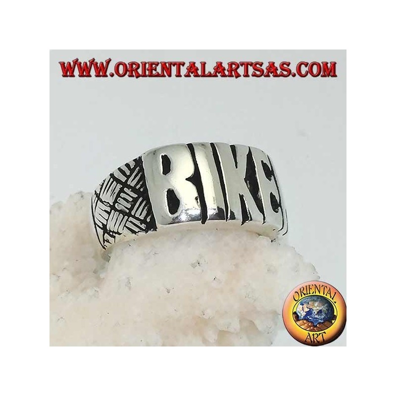 Anillo de plata con "BIKER" escrito en letras mayúsculas y grabados en los lados