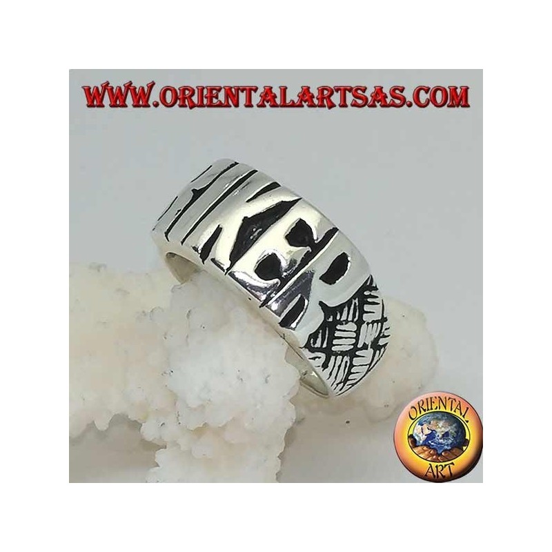 Anillo de plata con "BIKER" escrito en letras mayúsculas y grabados en los lados