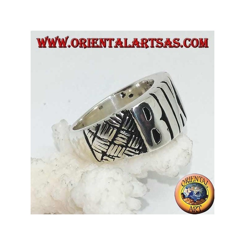Bague en argent avec "BIKER" écrit en lettres moulées et gravures sur les côtés