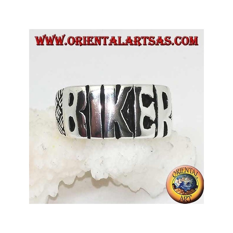 Anillo de plata con "BIKER" escrito en letras mayúsculas y grabados en los lados