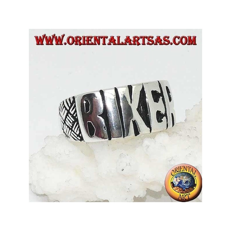 Anillo de plata con "BIKER" escrito en letras mayúsculas y grabados en los lados