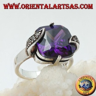 Anillo de plata con circonita cuadrada de color amatista entre hojas de marcasita