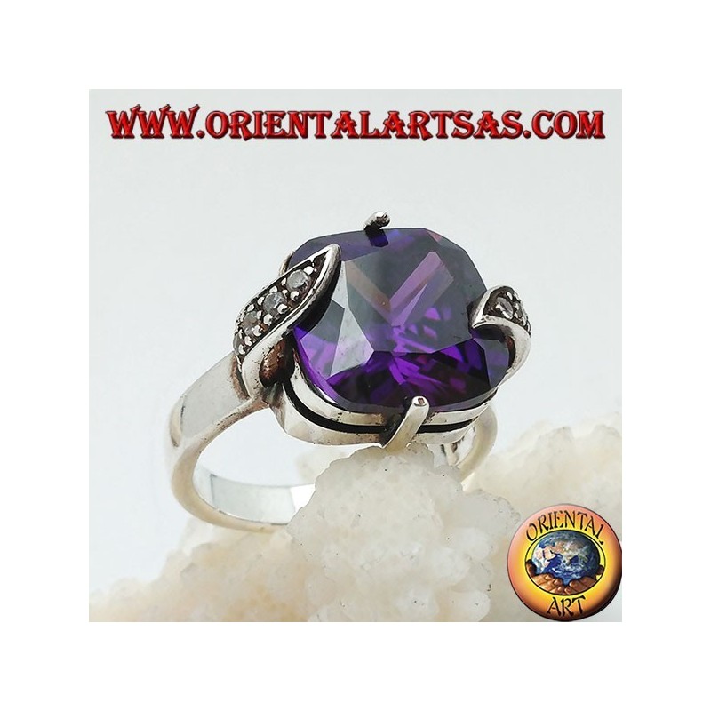Anello in argento con zircone quadrato color ametista incastonato tra foglie con marcassite