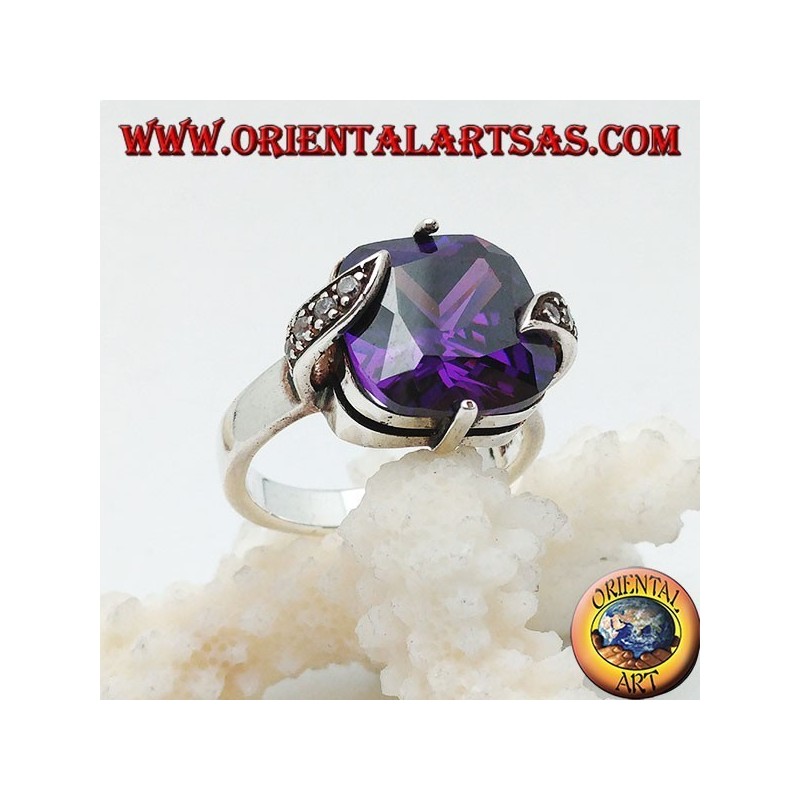 Anello in argento con zircone quadrato color ametista incastonato tra foglie con marcassite