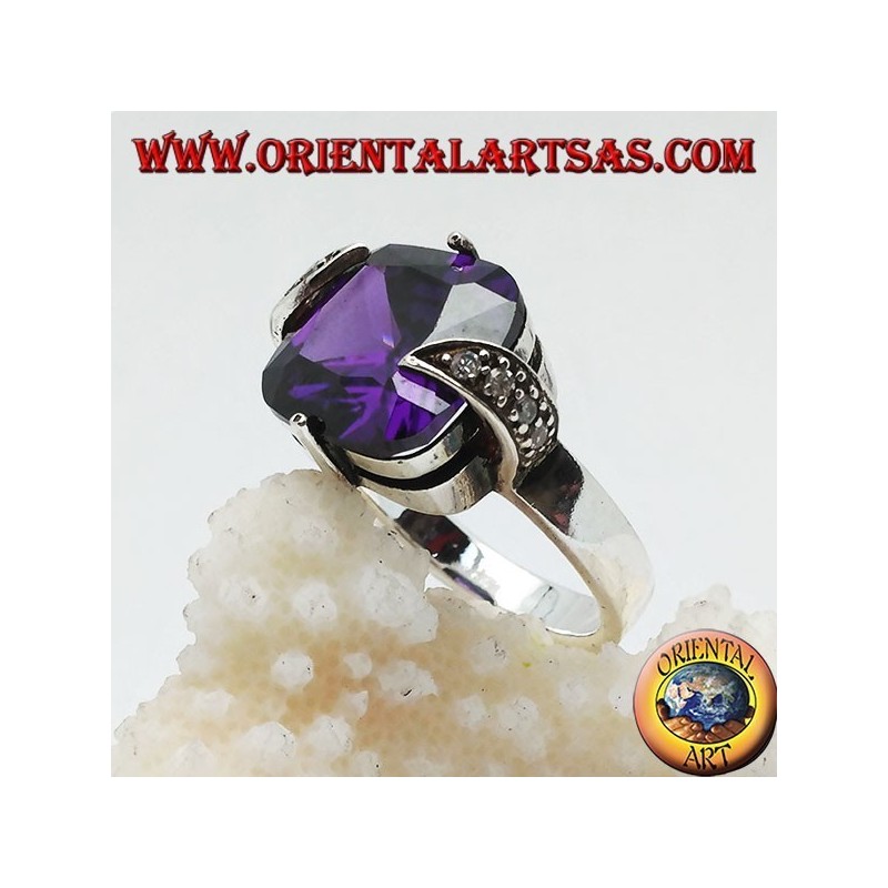 Bague en argent avec zircon carré de couleur améthyste sertie entre les feuilles de marcassite