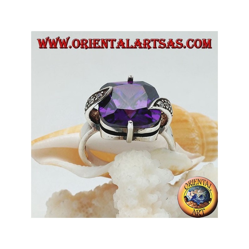 Anello in argento con zircone quadrato color ametista incastonato tra foglie con marcassite