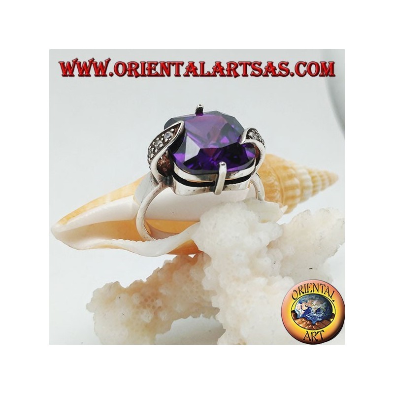 Bague en argent avec zircon carré de couleur améthyste sertie entre les feuilles de marcassite