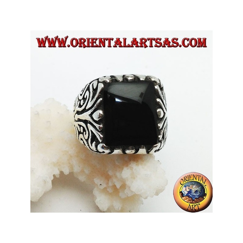 Solid silver ring with rectangular onyx and engraved floral decorations