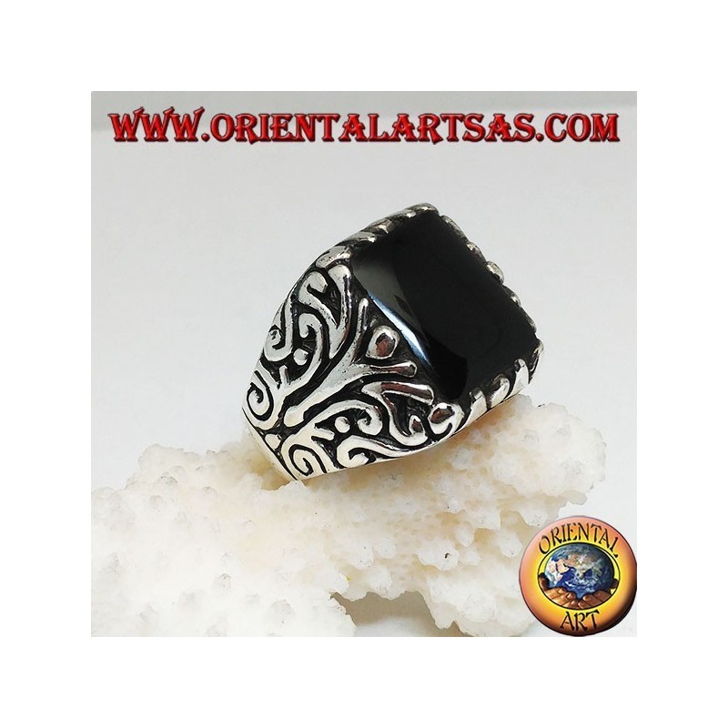 Solid silver ring with rectangular onyx and engraved floral decorations