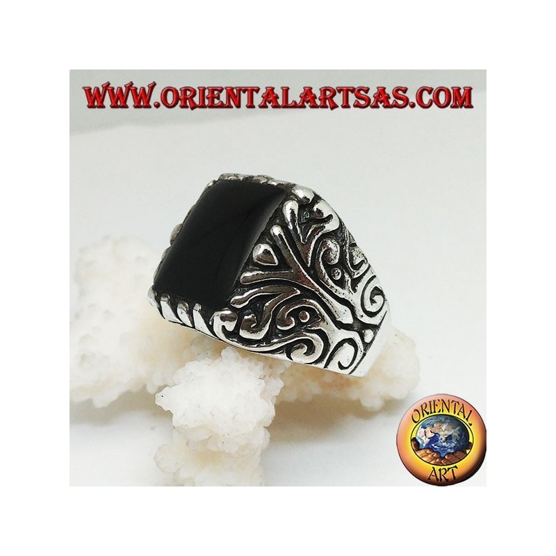 Anillo de plata maciza con ónix rectangular y decoraciones florales grabadas.
