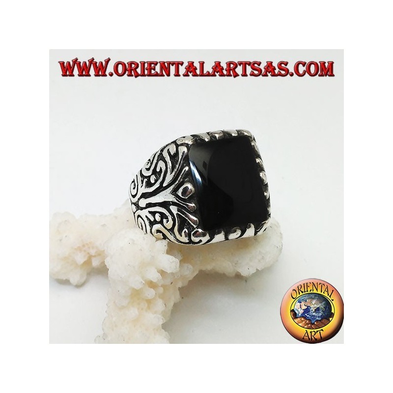 Solid silver ring with rectangular onyx and engraved floral decorations