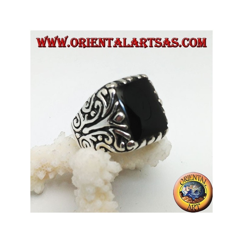 Solid silver ring with rectangular onyx and engraved floral decorations