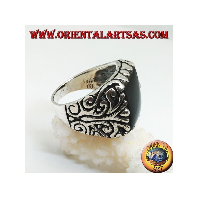 Anillo de plata maciza con ónix rectangular y decoraciones florales grabadas.