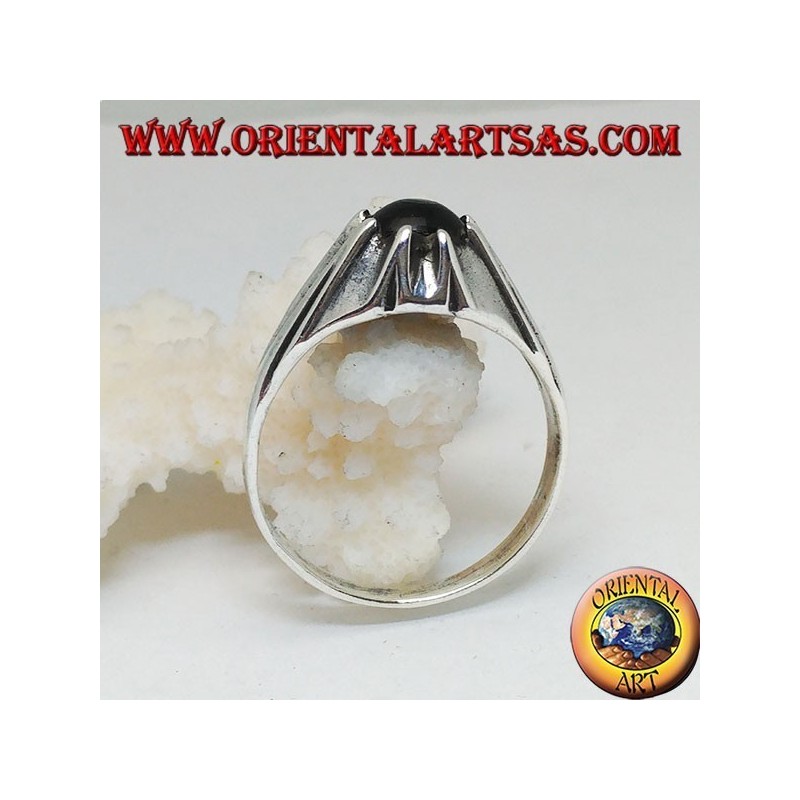 Anillo de esfera de ónix plateado en un marco sobresaliente