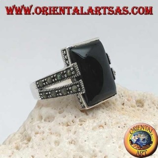 Anello in argento con onice rettangolare in cornice puntinata con due graffette con marcassite sui lati