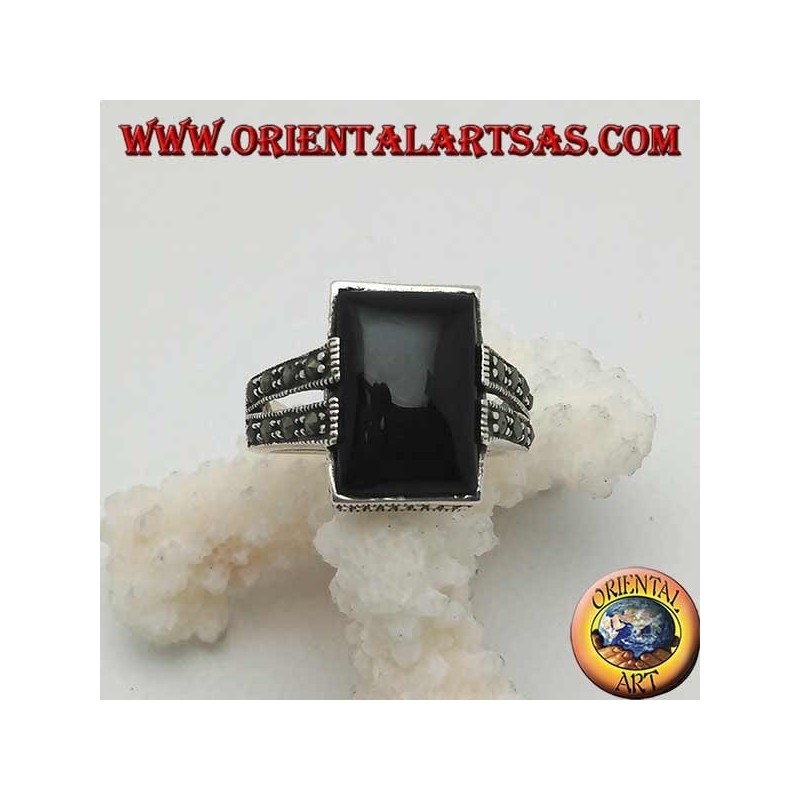 Anello in argento con onice rettangolare in cornice puntinata con due graffette con marcassite sui lati