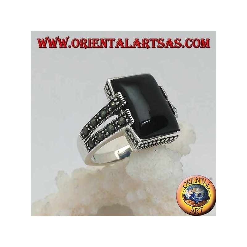 Silberring mit rechteckigem Onyx in einem gepunkteten Rahmen mit zwei Heftklammern mit Markasit an den Seiten