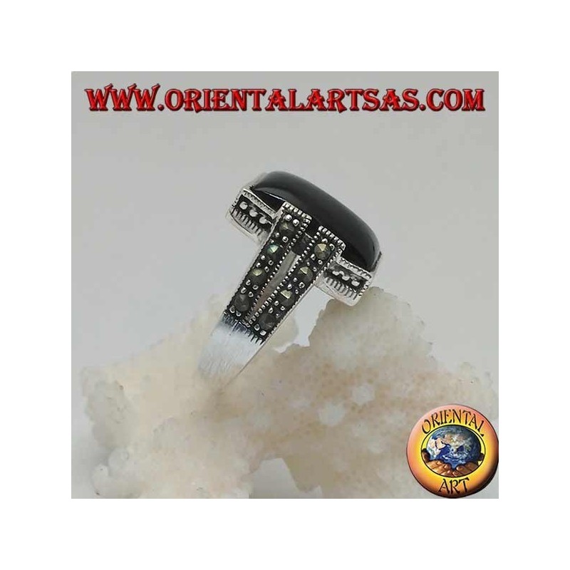 Bague en argent avec onyx rectangulaire dans un cadre en pointillé avec deux agrafes avec marcassite sur les côtés