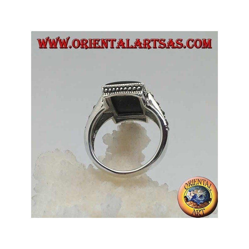 Anello in argento con onice rettangolare in cornice puntinata con due graffette con marcassite sui lati