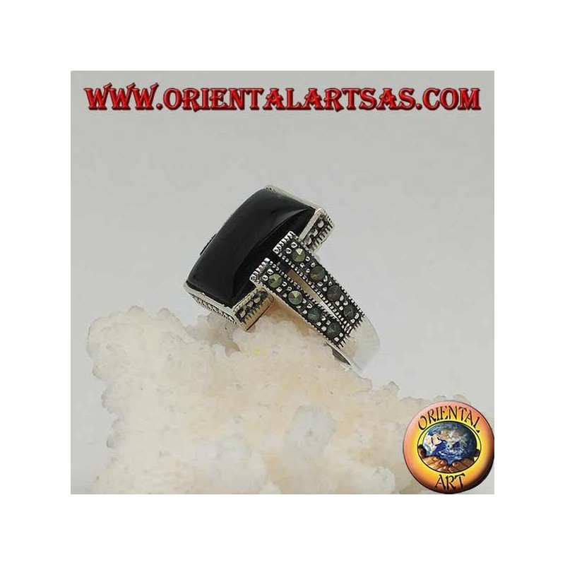 Silberring mit rechteckigem Onyx in einem gepunkteten Rahmen mit zwei Heftklammern mit Markasit an den Seiten