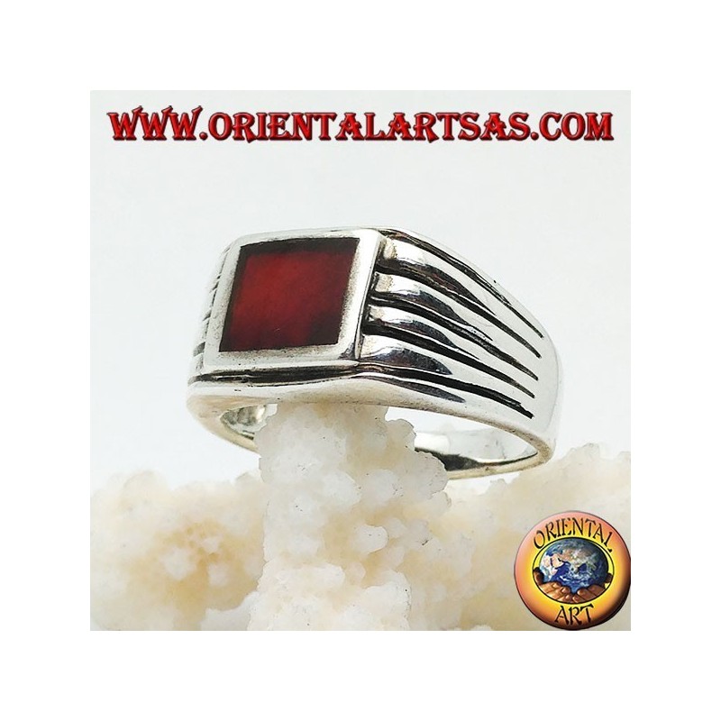 Anello in argento con corniola rettangolare orizzontale in rilievo e 5 righe incise sui lati