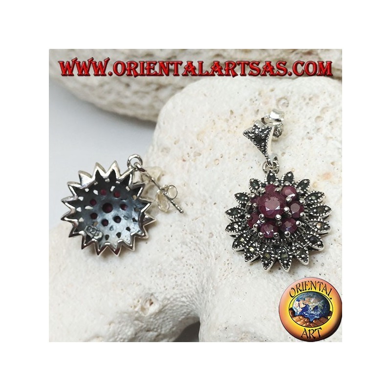 Pendientes de plata en forma de flor de Dalia con rubíes redondos y marcasitas.