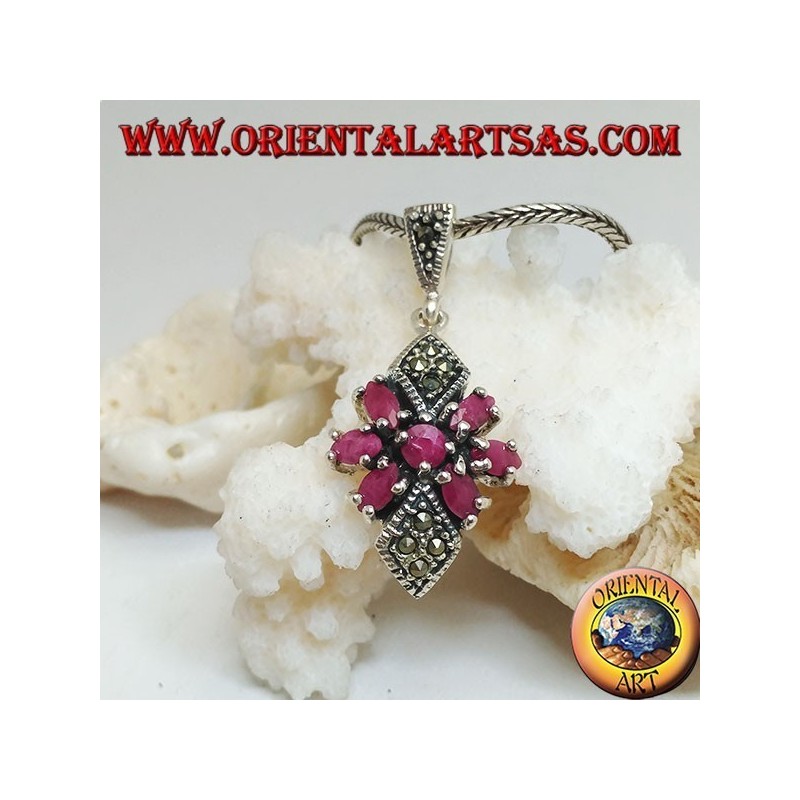Pendentif en argent avec un rubis rond dans une étoile de rubis ovales naturels et deux losanges de marcassite