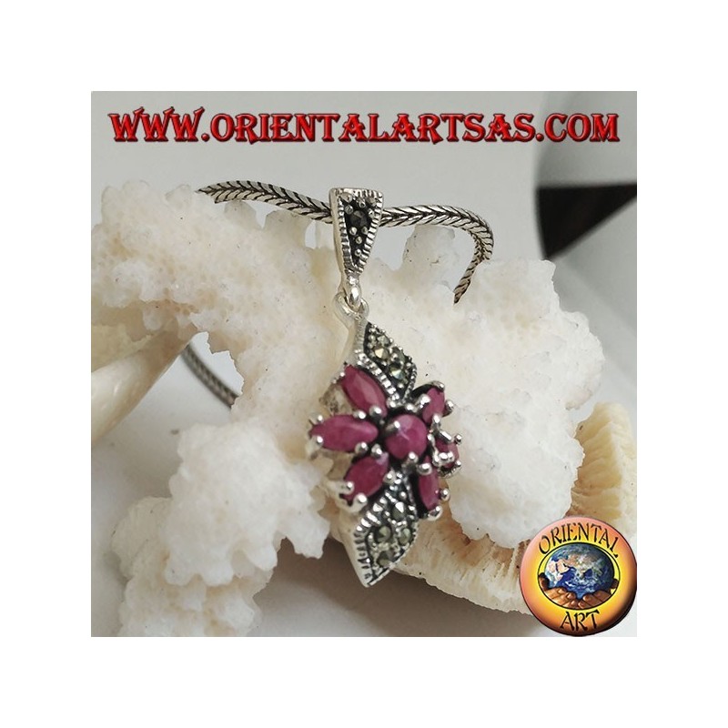 Ciondolo in argento con rubino tondo in una stella di rubini ovali naturali e due rombi di marcassite