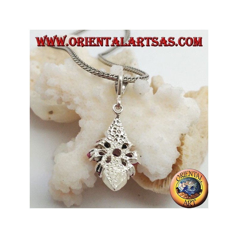 Colgante de plata con un rubí redondo en una estrella de rubíes ovales naturales y dos rombos de marcasita.