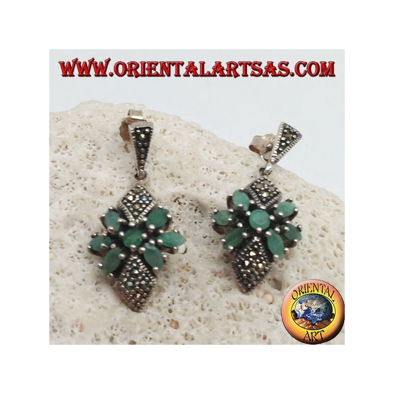 Pendientes de plata con esmeralda redonda en una estrella de esmeraldas ovales naturales y dos rombos de marcasita.