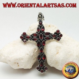 Gran colgante de cruz cristiana de plata hecho de lanzadera natural y granates redondos