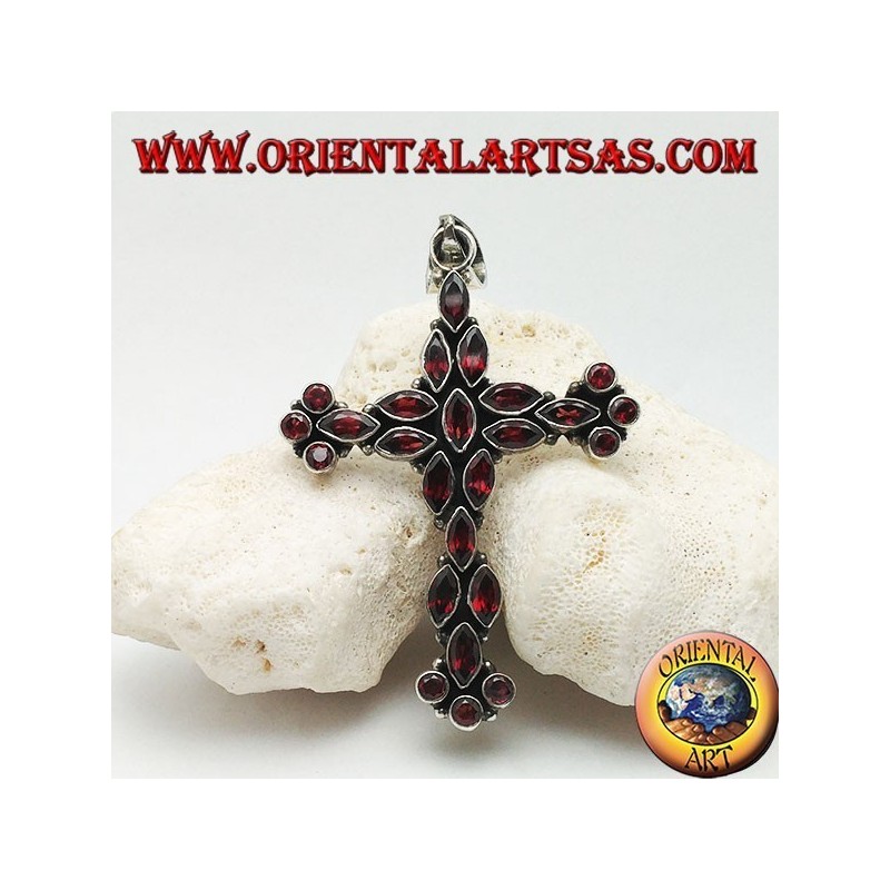 Gran colgante de cruz cristiana de plata hecho de lanzadera natural y granates redondos