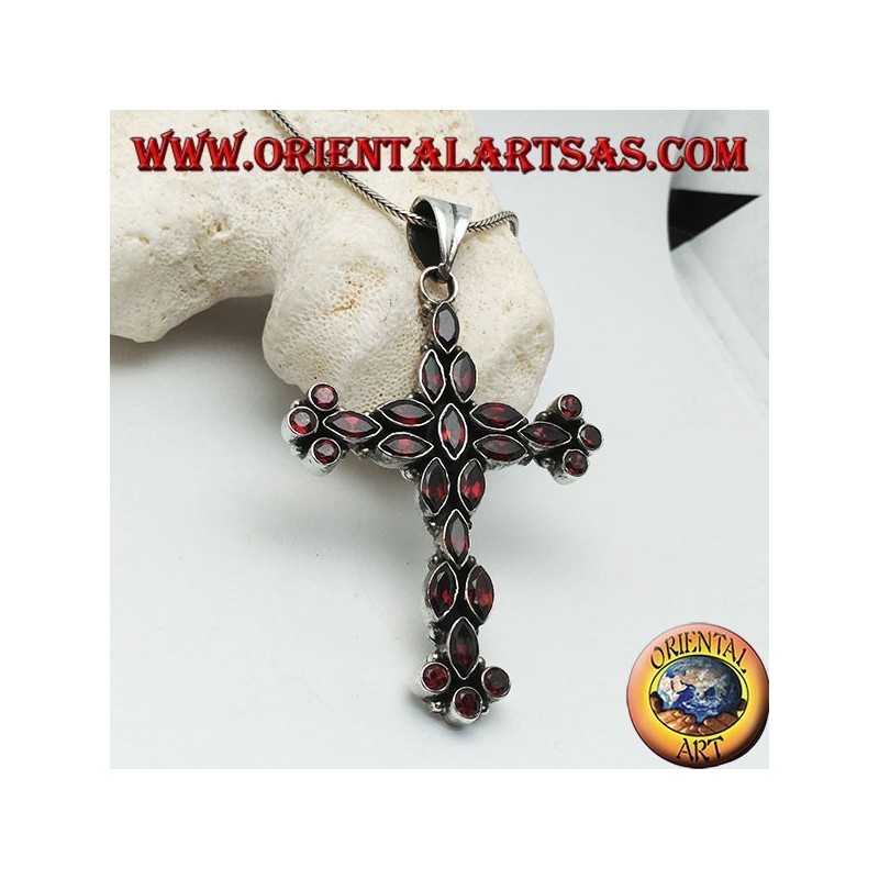 Gran colgante de cruz cristiana de plata hecho de lanzadera natural y granates redondos