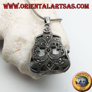 Pendentif en argent avec horloge à quartz de poche avec des décorations perforées parsemées de marcassite