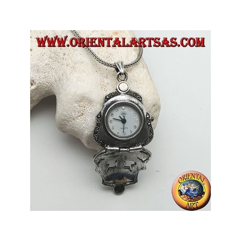 Pendentif en argent avec horloge à quartz de poche avec des décorations perforées parsemées de marcassite