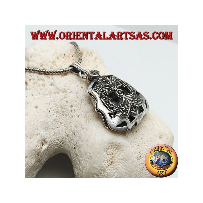 Pendentif en argent avec horloge à quartz de poche avec des décorations perforées parsemées de marcassite