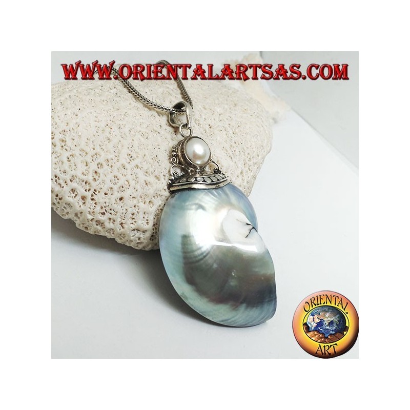 Ciondolo in argento Nautilus Fossil (mollusco) incornato da gancio in argento decorato con perla