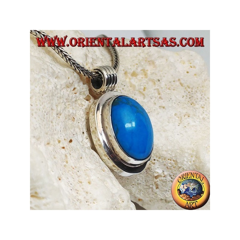 Colgante de plata con cabujón ovalado de color turquesa sobre un marco grueso y liso y un gancho a rayas