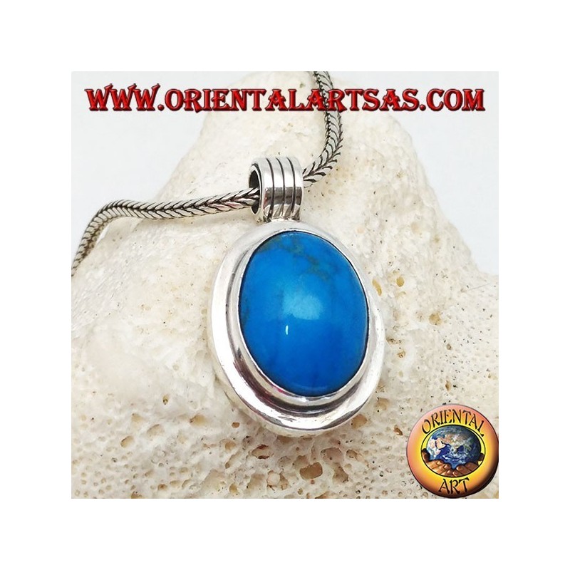 Colgante de plata con cabujón ovalado de color turquesa sobre un marco grueso y liso y un gancho a rayas
