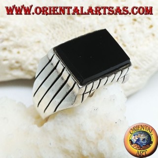 Anello in argento con onice piatta rettangolare rialzata e righe sui lati