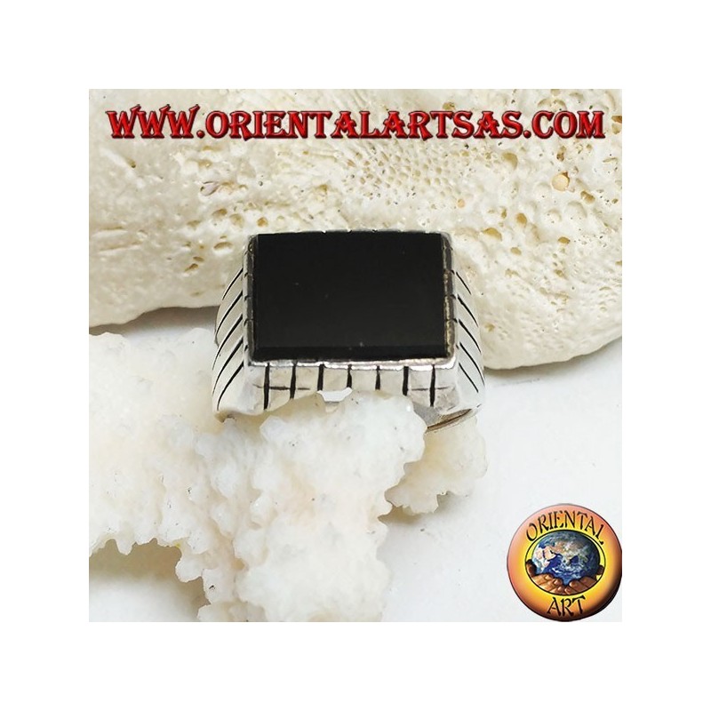 Bague en argent avec onyx plat rectangulaire en relief et rayures sur les côtés
